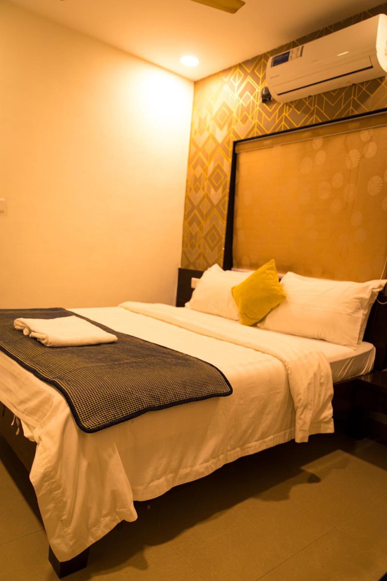 The Flamboyant Natraj Hotel Bharuch Exterior photo